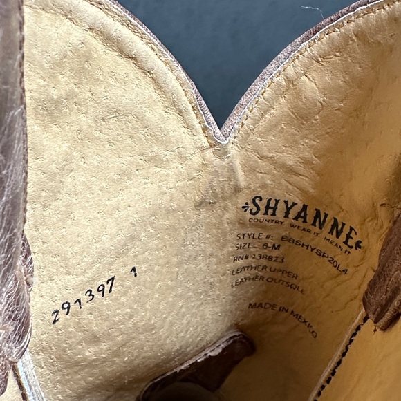 Cheyenne Brown distressed leather boot with floral engrave design size 6 M - Picture 4 of 15